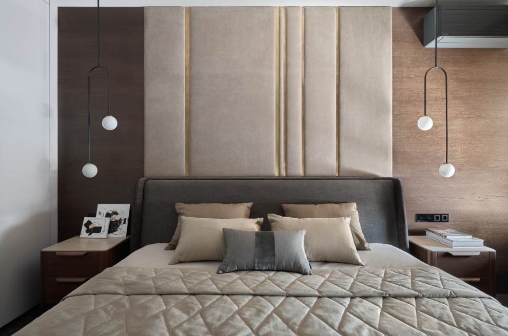 Идея дизайна: хозяйская спальня среднего размера в современном стиле с бежевыми стенами