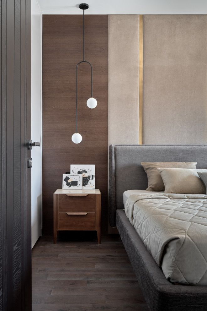 На фото: спальня среднего размера в современном стиле