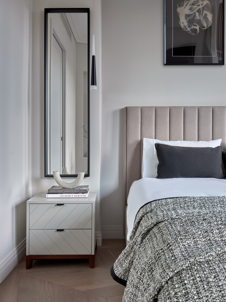 Foto de dormitorio principal contemporáneo con paredes blancas, suelo de madera clara y suelo beige