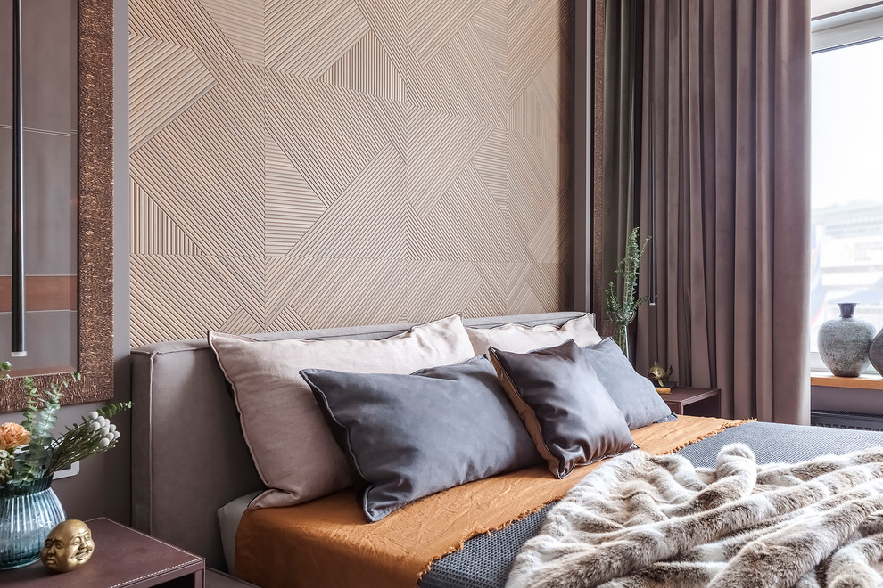 Mittelgroßes Modernes Hauptschlafzimmer mit grauer Wandfarbe, braunem Holzboden und gelbem Boden in Sonstige