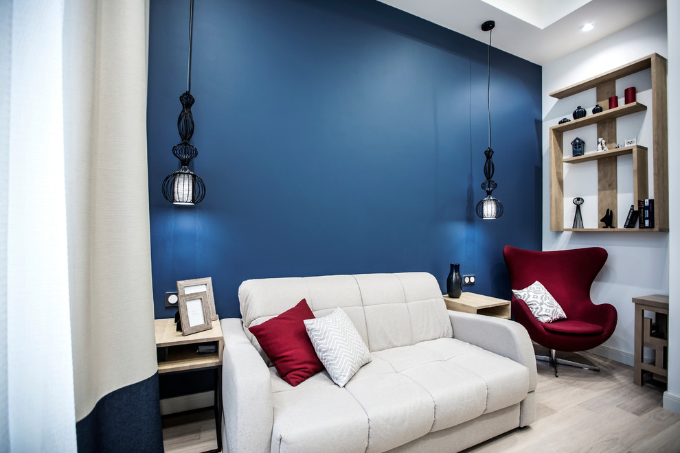 Kleines Modernes Hauptschlafzimmer mit blauer Wandfarbe und braunem Holzboden in Moskau