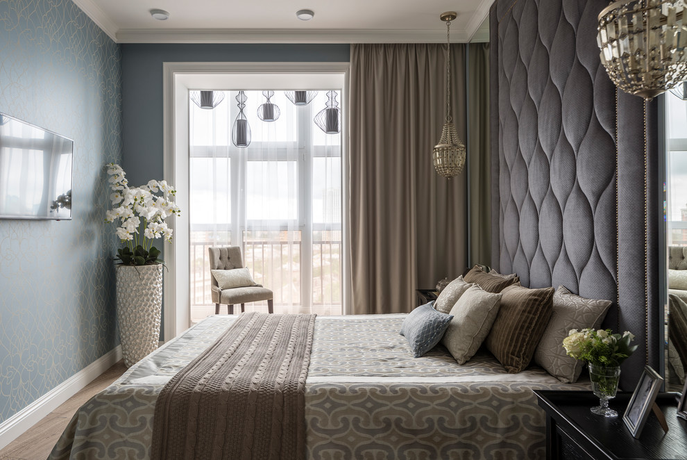 Esempio di una camera matrimoniale chic con pareti blu, pavimento in legno massello medio e pavimento marrone