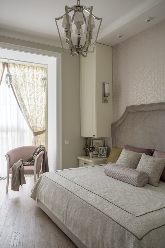 Esempio di una camera da letto chic con pareti beige e pavimento beige
