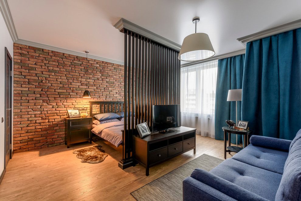 Стильный дизайн: маленькая спальня на антресоли в стиле лофт с серыми стенами, паркетным полом среднего тона и синими шторами для на участке и в саду - последний тренд