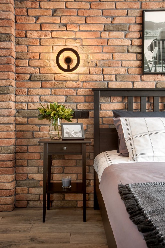 Foto de dormitorio principal actual pequeño con paredes marrones, suelo de madera en tonos medios y suelo marrón