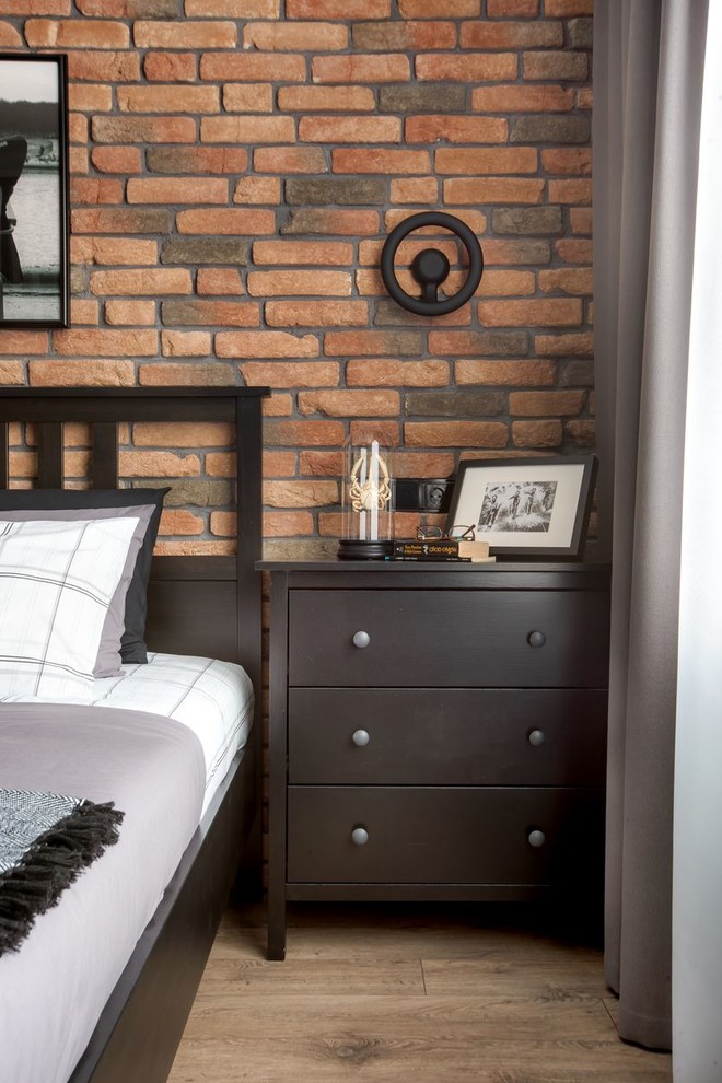 Foto de dormitorio principal contemporáneo pequeño con paredes marrones, suelo de madera en tonos medios y suelo marrón