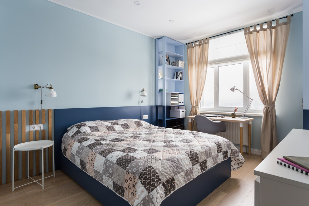 Ispirazione per una camera da letto contemporanea con pareti blu, pavimento in legno massello medio e pavimento marrone