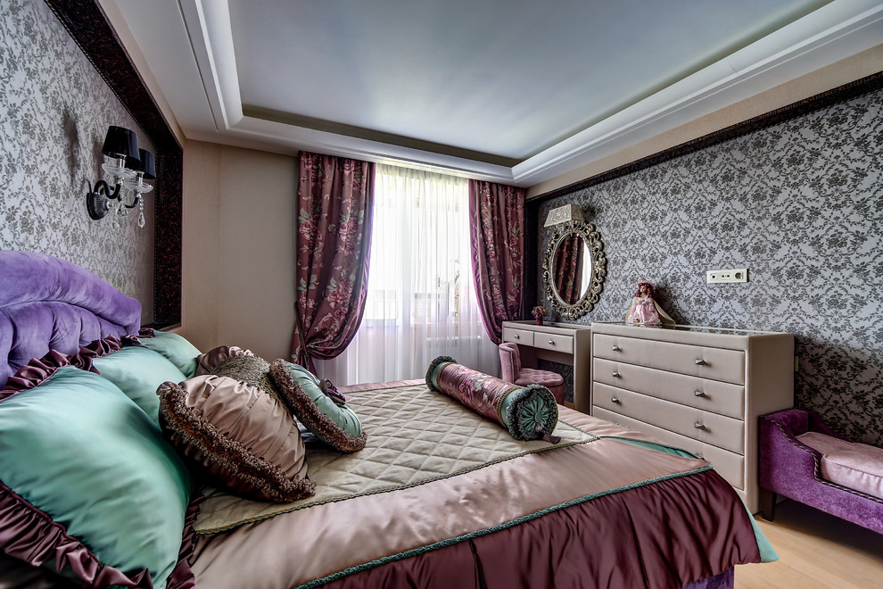 Ejemplo de dormitorio principal clásico de tamaño medio con paredes beige, suelo de madera clara y suelo beige