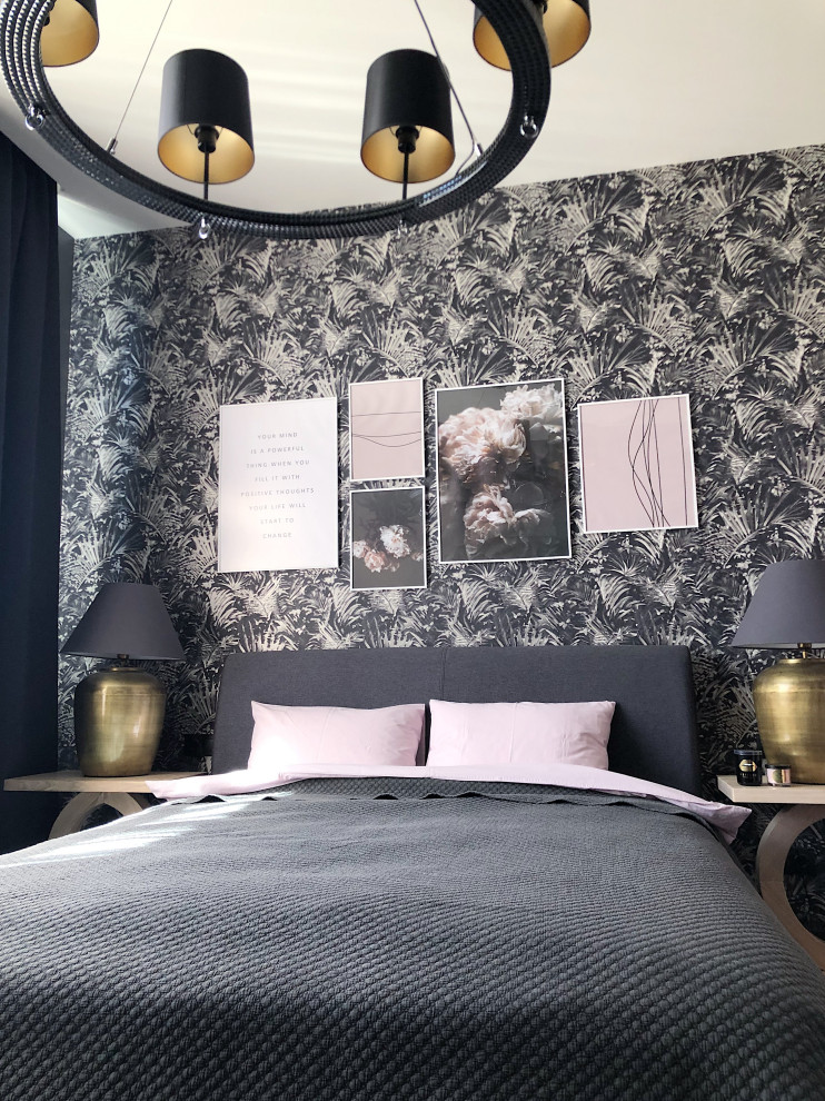 На фото: маленькая хозяйская спальня в стиле фьюжн с черными стенами, полом из ламината и разноцветным полом для на участке и в саду с