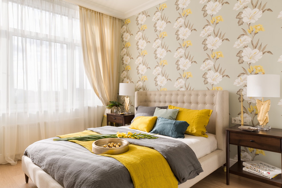 На фото: спальня: освещение в стиле неоклассика (современная классика) с разноцветными стенами, паркетным полом среднего тона и коричневым полом