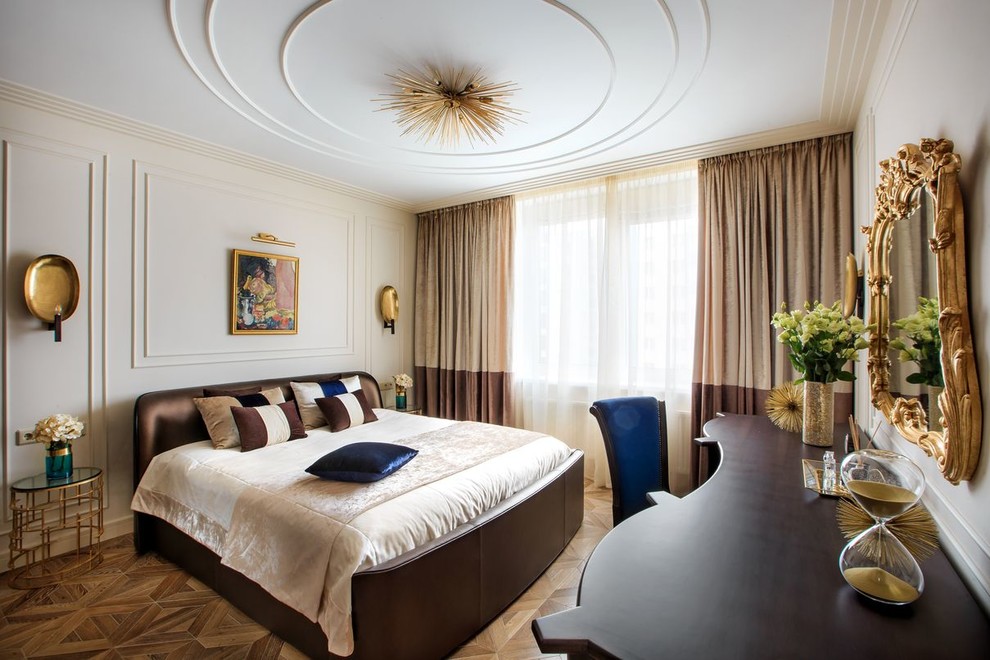 Klassisches Schlafzimmer mit beiger Wandfarbe, dunklem Holzboden und braunem Boden in Jekaterinburg