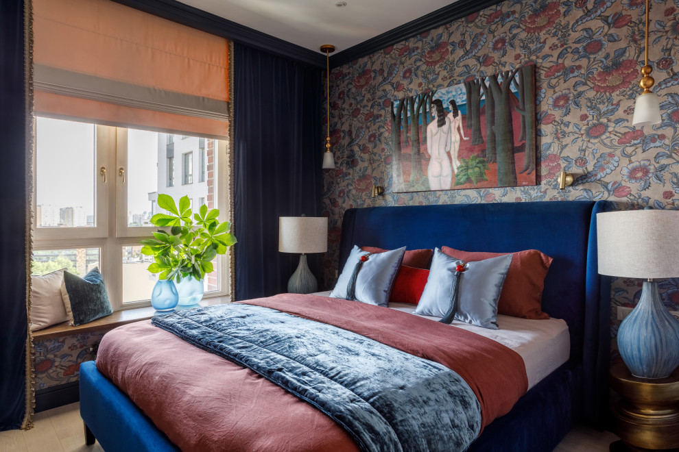 Источник вдохновения для домашнего уюта: хозяйская спальня в современном стиле с разноцветными стенами, светлым паркетным полом, обоями на стенах и кроватью в нише