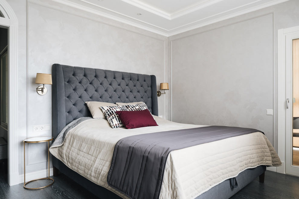 サンクトペテルブルクにあるトランジショナルスタイルのおしゃれな主寝室のレイアウト