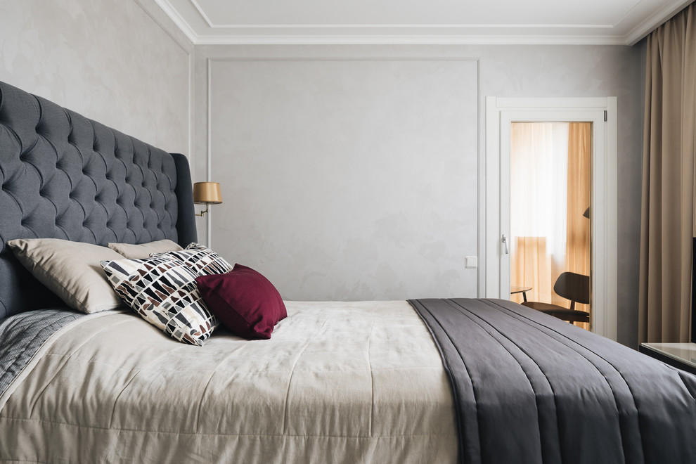 Imagen de dormitorio clásico renovado con paredes grises
