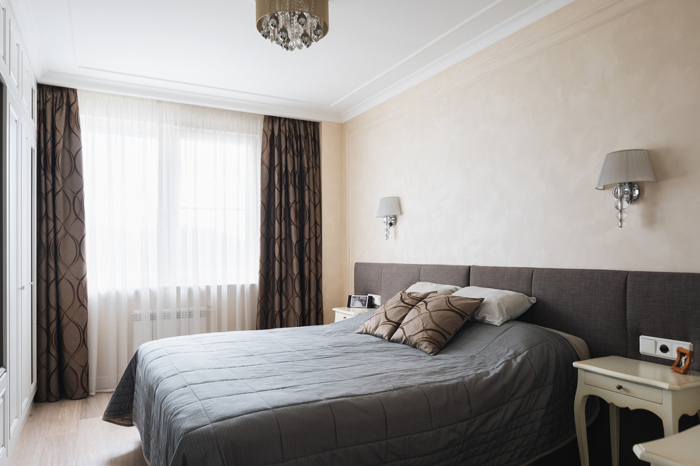 Пример оригинального дизайна: спальня в классическом стиле с бежевыми стенами