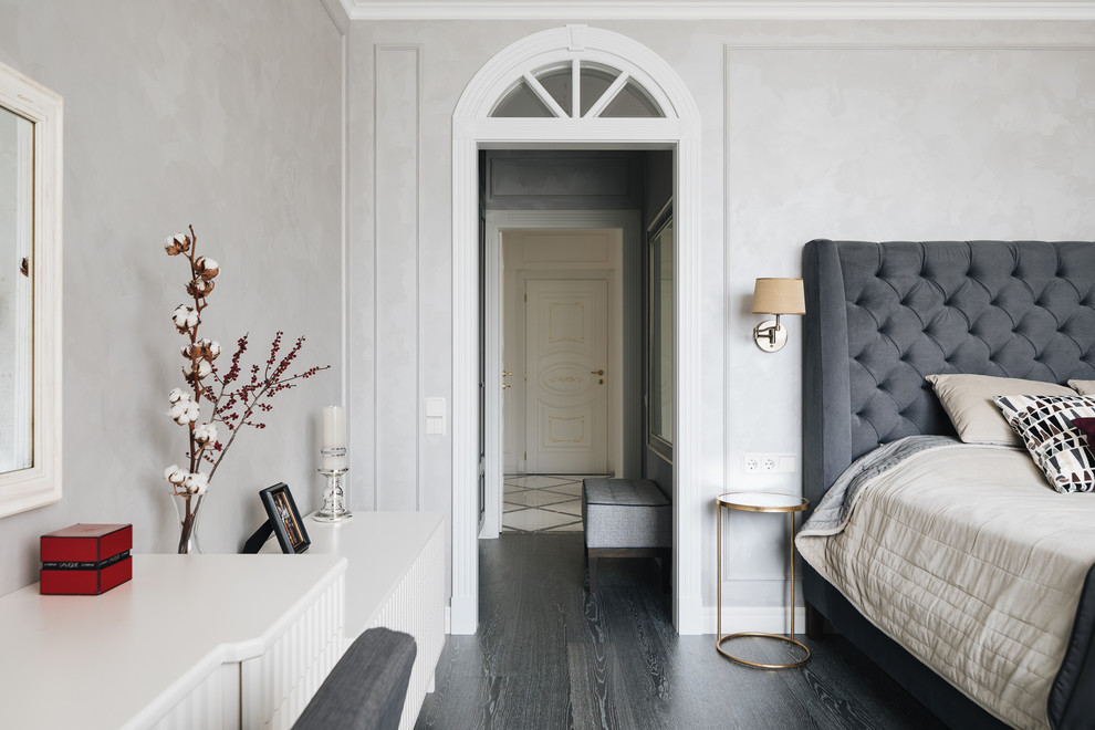 Стильный дизайн: хозяйская спальня в стиле неоклассика (современная классика) с серыми стенами, темным паркетным полом и черным полом - последний тренд