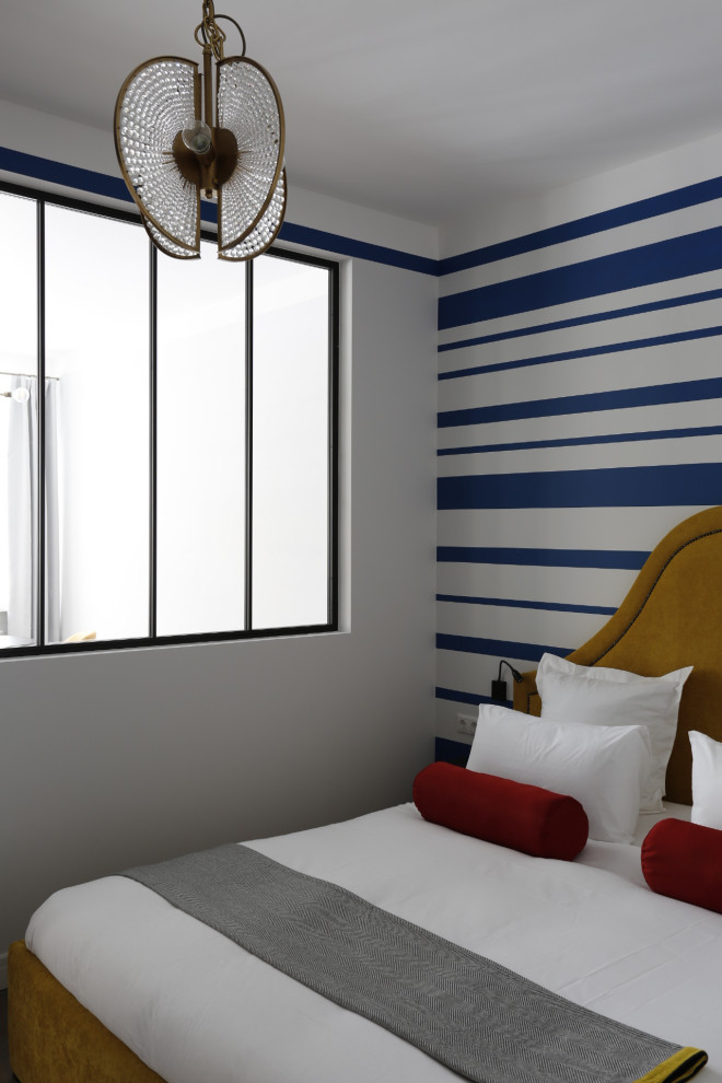 Cette image montre une chambre parentale design avec un mur bleu.