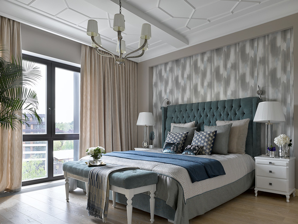 Пример оригинального дизайна: хозяйская спальня: освещение в стиле неоклассика (современная классика) с серыми стенами, светлым паркетным полом и бежевым полом