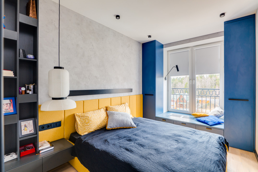 На фото: хозяйская спальня в современном стиле с серыми стенами и бежевым полом