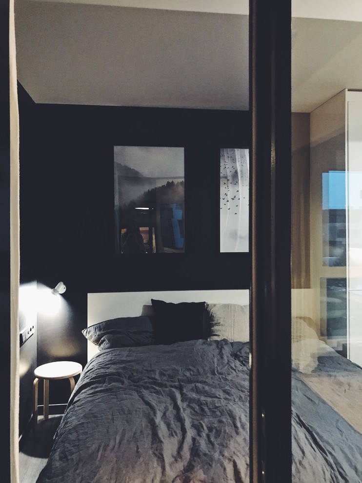Foto di una piccola camera matrimoniale scandinava con pareti nere, pavimento in vinile e pavimento nero