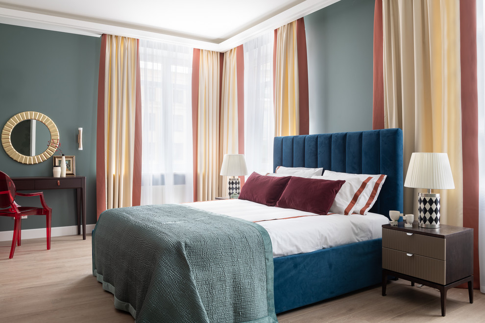 Стильный дизайн: гостевая спальня (комната для гостей) в современном стиле с синими стенами, светлым паркетным полом и бежевым полом - последний тренд