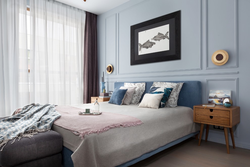 Exemple d'une chambre chic avec un mur bleu, parquet clair, aucune cheminée et un sol marron.