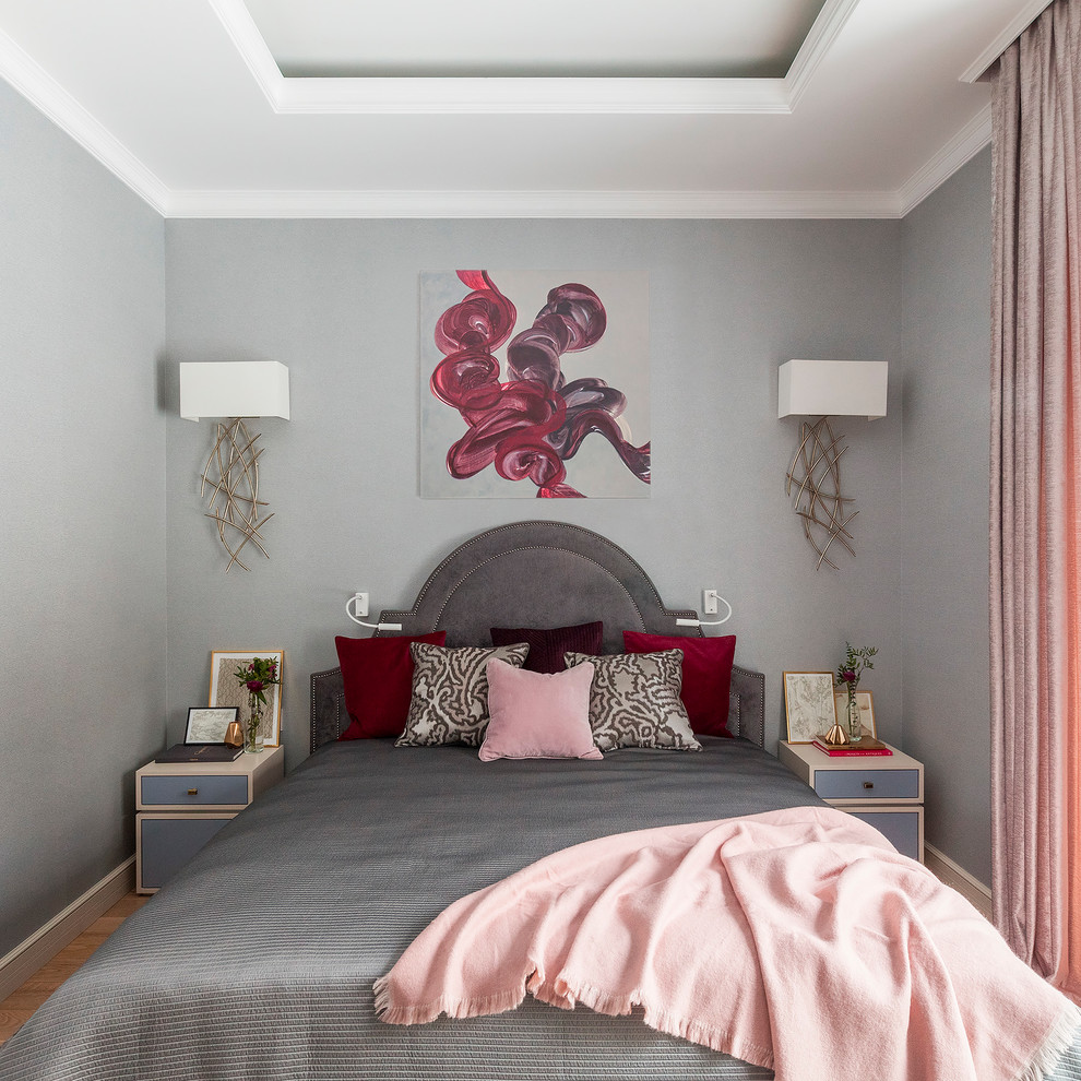 Стильный дизайн: хозяйская спальня: освещение в стиле неоклассика (современная классика) с серыми стенами, паркетным полом среднего тона и коричневым полом - последний тренд