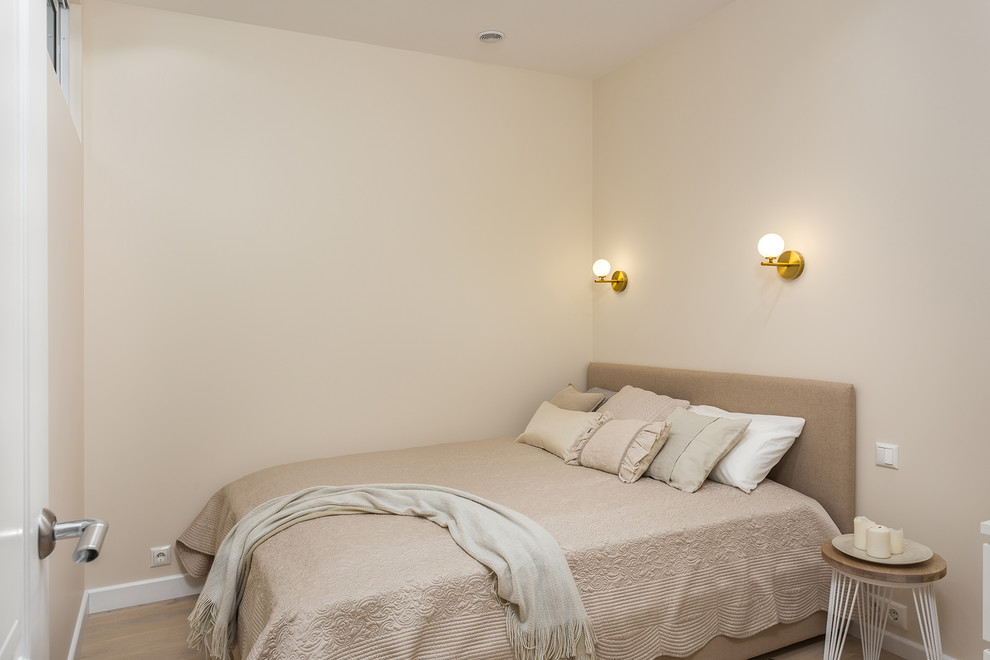 Immagine di una piccola camera matrimoniale scandinava con pareti beige, parquet chiaro e pavimento beige