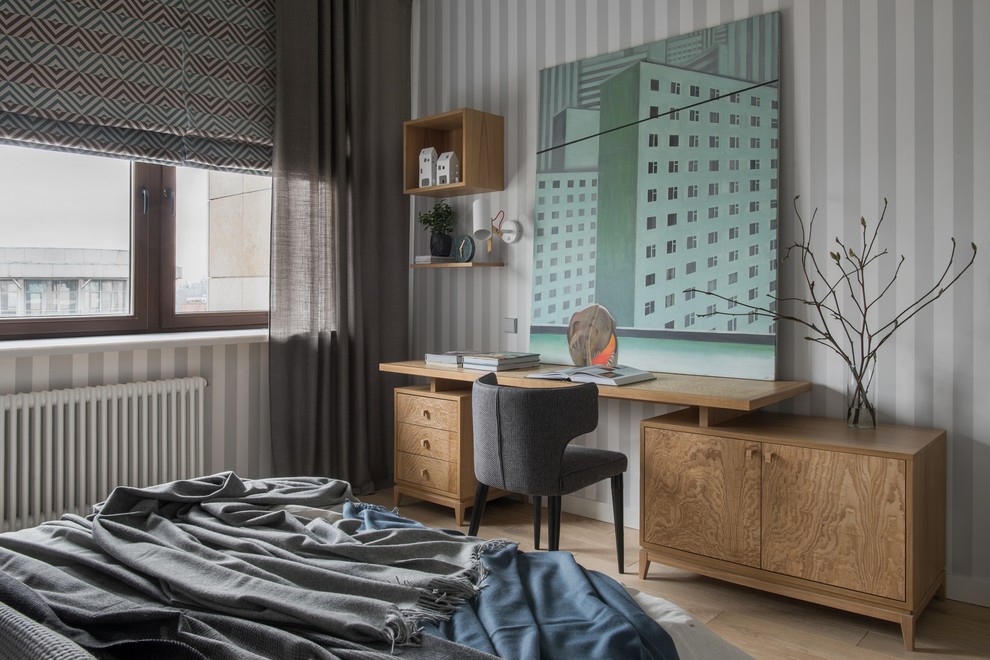 Идея дизайна: хозяйская спальня в современном стиле с серыми стенами, светлым паркетным полом и бежевым полом