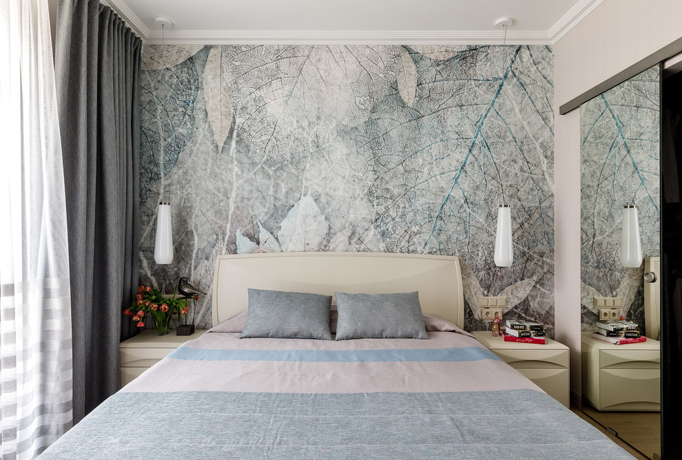 Пример оригинального дизайна: хозяйская спальня среднего размера в современном стиле с светлым паркетным полом и разноцветными стенами без камина