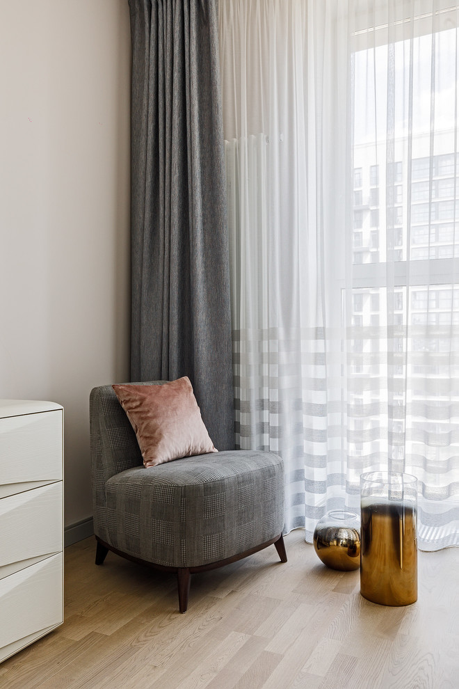 Foto de dormitorio principal contemporáneo de tamaño medio con paredes grises, suelo de madera clara y suelo beige