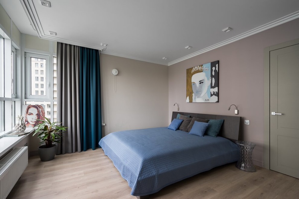 Стильный дизайн: хозяйская спальня в современном стиле с светлым паркетным полом, синими шторами и кроватью в нише - последний тренд
