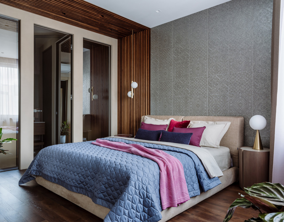 Foto de dormitorio principal contemporáneo con paredes beige, suelo de madera oscura y suelo marrón