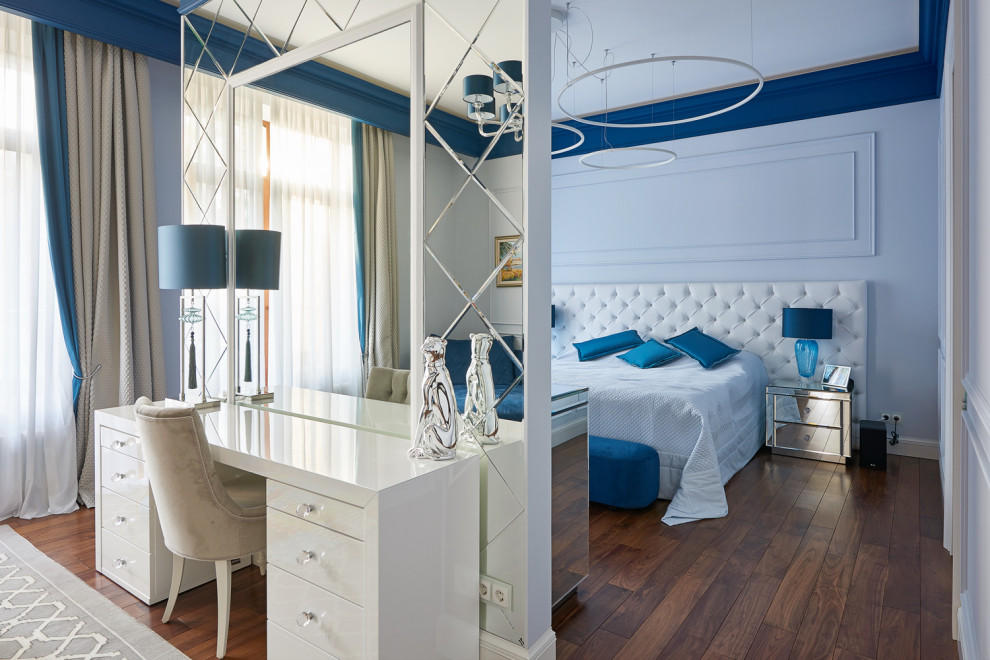 Imagen de dormitorio principal contemporáneo con paredes azules, suelo de madera oscura, suelo marrón y panelado