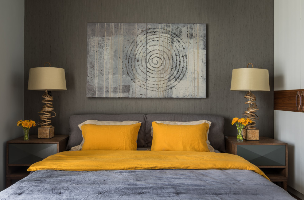 Diseño de dormitorio principal contemporáneo de tamaño medio con paredes grises, suelo de madera en tonos medios y suelo amarillo