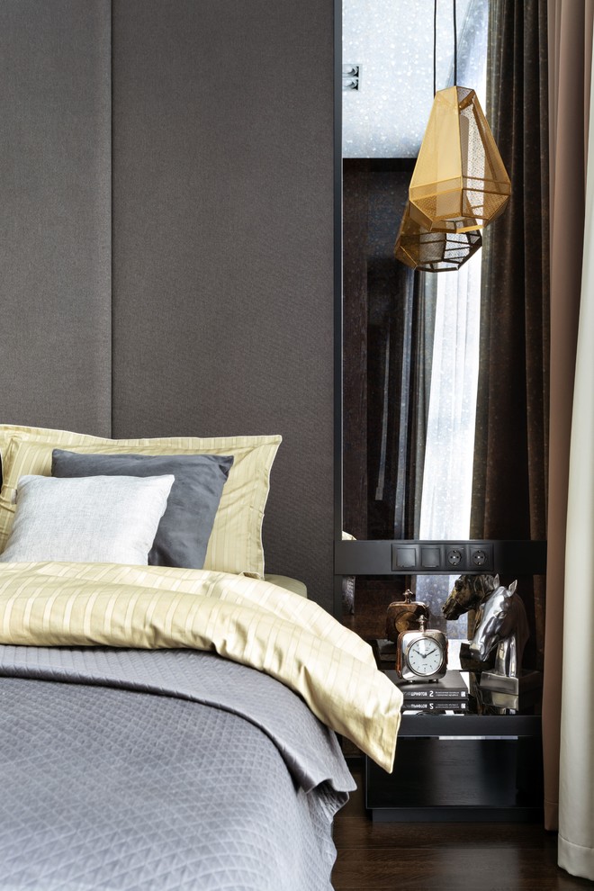 Пример оригинального дизайна: хозяйская спальня среднего размера в современном стиле с серыми стенами, темным паркетным полом и коричневым полом