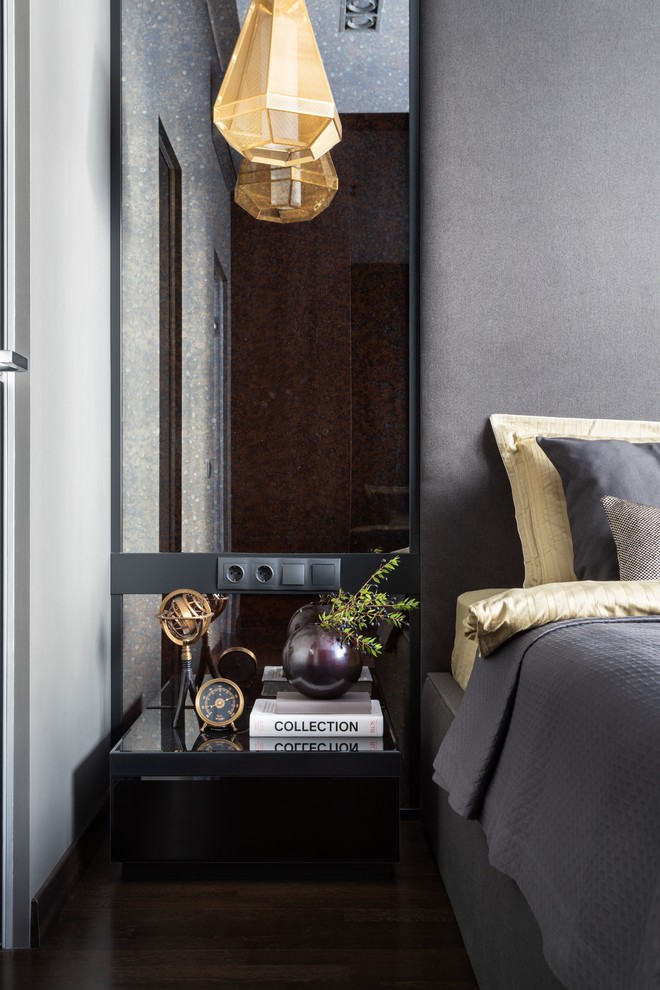 Источник вдохновения для домашнего уюта: хозяйская спальня среднего размера в современном стиле с серыми стенами, темным паркетным полом и коричневым полом