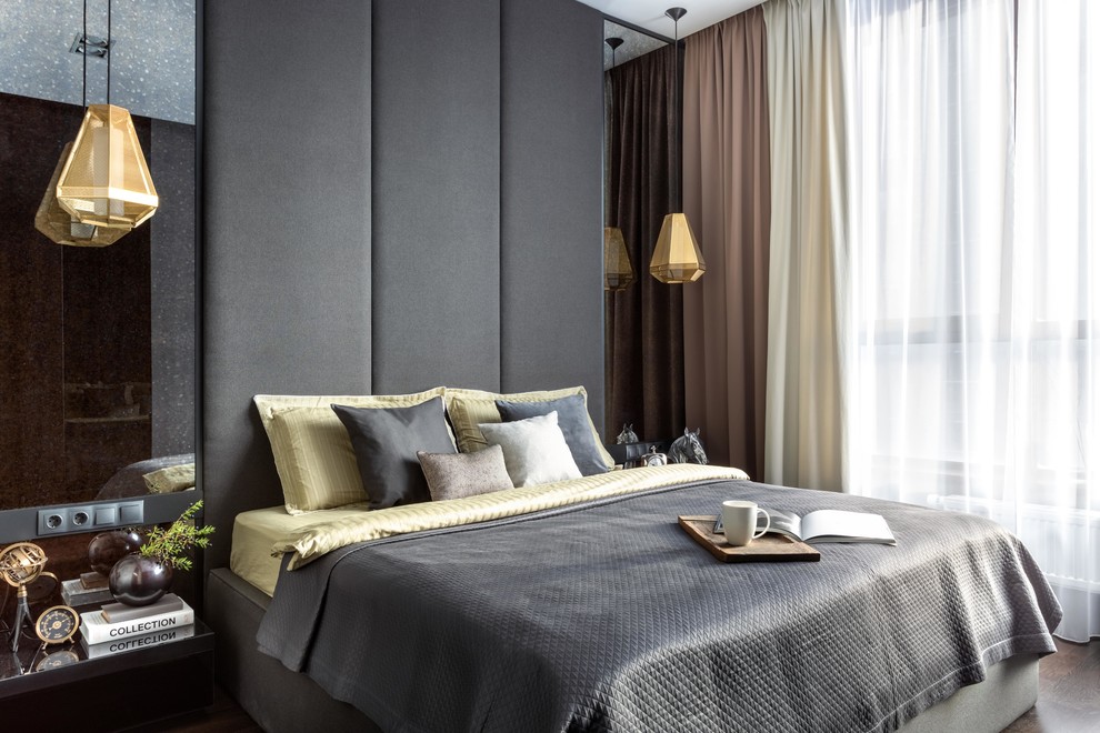 Идея дизайна: хозяйская спальня среднего размера в современном стиле с серыми стенами, темным паркетным полом и коричневым полом