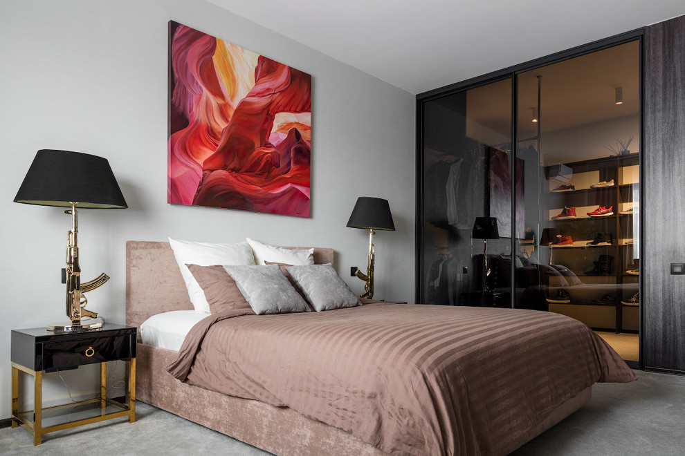 На фото: хозяйская спальня: освещение в современном стиле с серыми стенами, ковровым покрытием и серым полом с