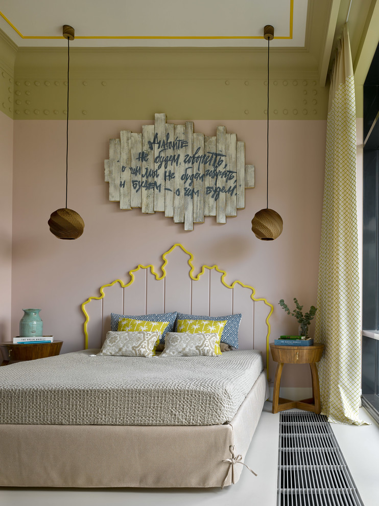 Источник вдохновения для домашнего уюта: хозяйская спальня среднего размера в современном стиле с розовыми стенами, бетонным полом и белым полом без камина