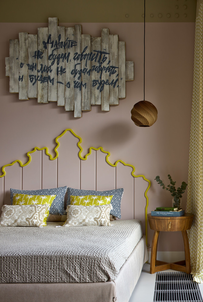 他の地域にある中くらいなコンテンポラリースタイルのおしゃれな主寝室 (ピンクの壁、コンクリートの床、暖炉なし、白い床)