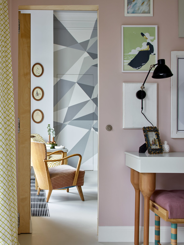 Diseño de dormitorio principal contemporáneo de tamaño medio sin chimenea con paredes rosas, suelo de cemento y suelo blanco
