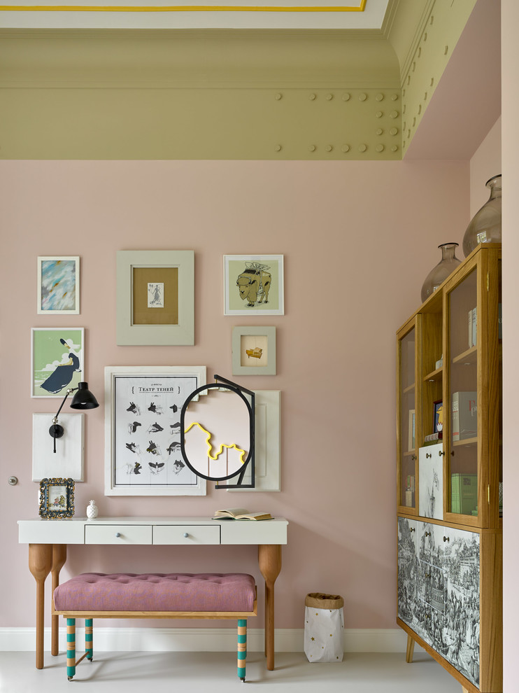 Imagen de dormitorio principal contemporáneo de tamaño medio sin chimenea con paredes rosas, suelo de cemento y suelo blanco