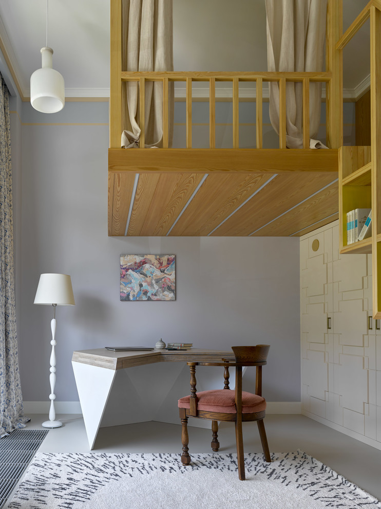 Exemple d'une chambre mansardée ou avec mezzanine tendance de taille moyenne avec un mur gris, sol en béton ciré, aucune cheminée et un sol blanc.