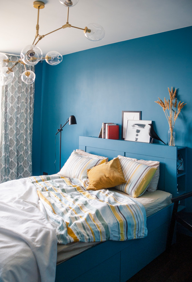 Стильный дизайн: спальня в стиле неоклассика (современная классика) с синими стенами и темным паркетным полом - последний тренд