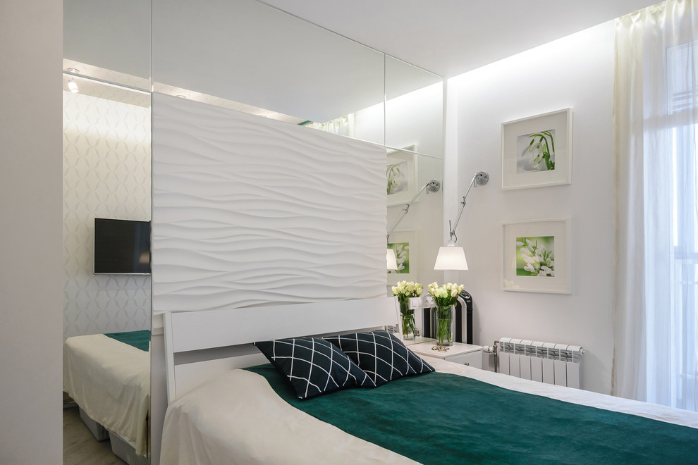Idee per una piccola camera matrimoniale bohémian con pareti bianche, pavimento in laminato e pavimento beige