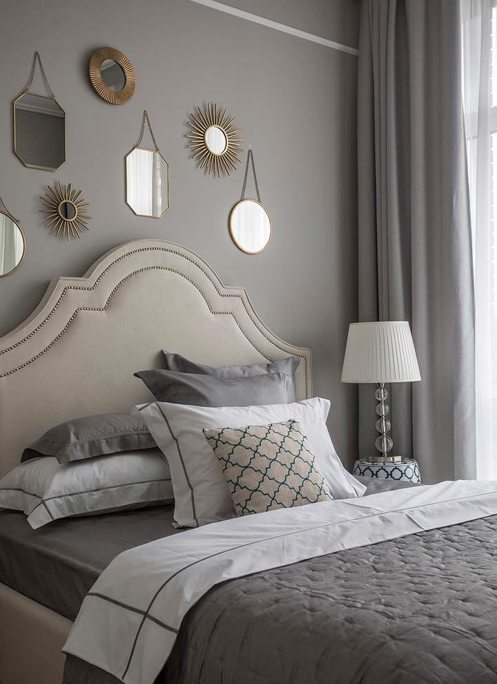 Свежая идея для дизайна: хозяйская спальня среднего размера в стиле неоклассика (современная классика) с серыми стенами - отличное фото интерьера