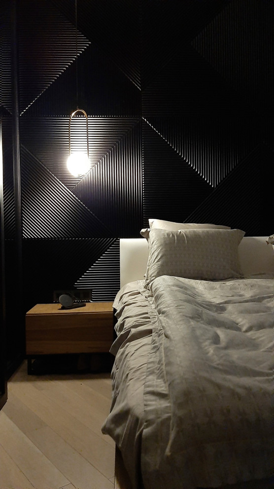 Foto de dormitorio principal contemporáneo grande sin chimenea con paredes negras, suelo de madera clara y suelo beige