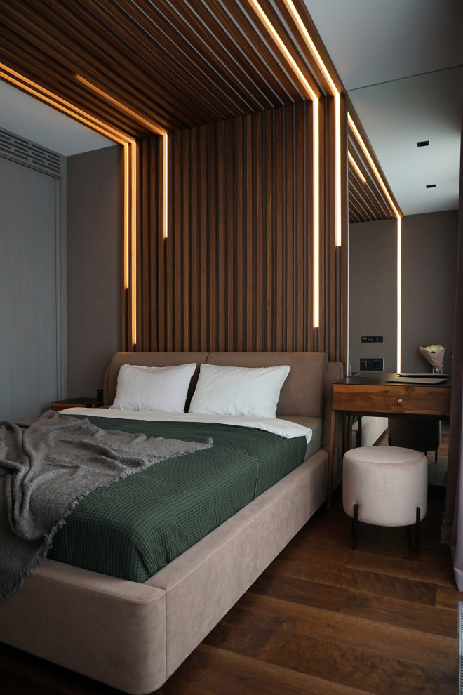 Foto de dormitorio principal contemporáneo de tamaño medio con paredes marrones, suelo de madera en tonos medios, suelo marrón, madera y papel pintado