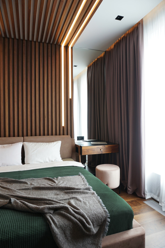 На фото: хозяйская спальня среднего размера в современном стиле с коричневыми стенами, паркетным полом среднего тона, коричневым полом, деревянным потолком и обоями на стенах